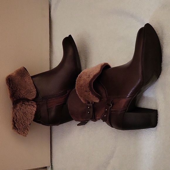 UGGS 100% AUTHENTIC EXCELLENT CONDITION (Like New) - Picture 2 of 16